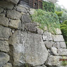 中央の大きな石が真田石