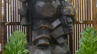 ＪＲ有楽町駅の銀座口の改札口に有楽大黒の像があります。向きが変わっています。