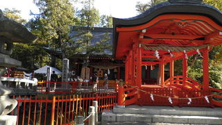 池の中の朱塗りの神社