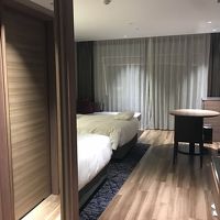 入口から一段高いところに、ベッド等がありました。