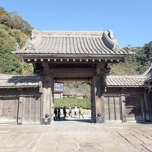 中国人観光客が歩いていった