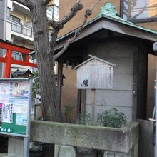 境内に立てます。