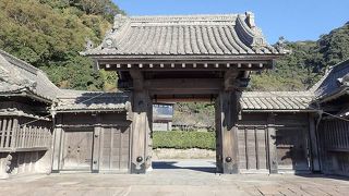 ひのき造りの立派な門。島津家の家紋もああった