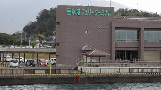 大隅半島を一人旅する出発点。フェリーターミナル内が寒かった