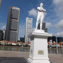 台座の方が大きいです。