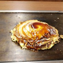 しばらく待って　完成です　ソースはテーブルにありますよ