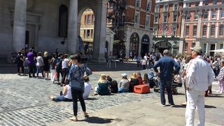 飲食店やマーケットがあり大勢の人であふれていた