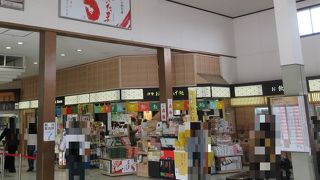 お土産以外にもドリンクなども売っていてコンビニ感覚で利用できます。