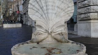 バルベリーニ家の紋章　蜂が彫られています。