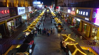 中国の他の都市、台湾等の夜市と比較して、比較的綺麗な屋台がそろっています