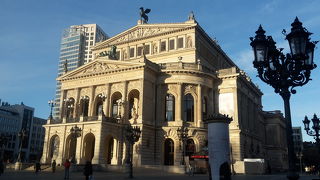 外は歴史的建造物、中はモダンなコンサートホール