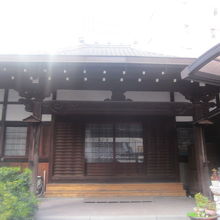 本堂はシンプルな風情です