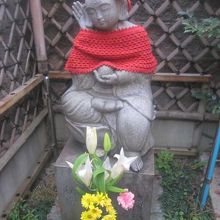 聞き耳スタイルのお地蔵さん、のお姿というのは珍しいですね！