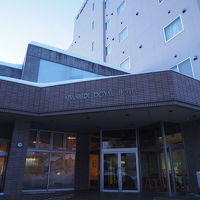 バス停の目の前にあります。