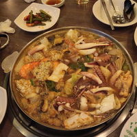 ホテル周辺に海鮮鍋のお店が数軒ある。