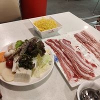 夕食は2人分でこのボリューム　さらにご飯と漬物が付く