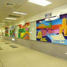 技撃館駅構内の様子