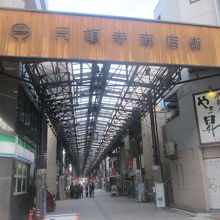 西側入口の様子