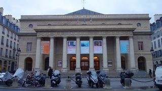 国立劇場です。座席通は１０００席を超えています。建物は新古典主義建築。