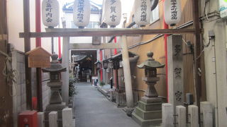 願いを込めて、おもかる石を持ち上げてみて下さい