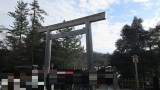 参拝客が非常に多く、静謐な聖域のイメージとはかけ離れているように感じました。