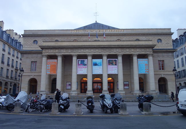 国立劇場です。座席通は１０００席を超えています。建物は新古典主義建築。