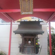 脇にはこんなお稲荷さんもありました