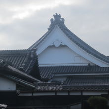 東側から眺めた本堂屋根部分の様子