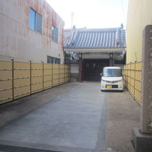 円頓寺商店街直結の南側入口（山門は普段閉鎖されています）