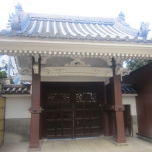 閉鎖されている山門の様子