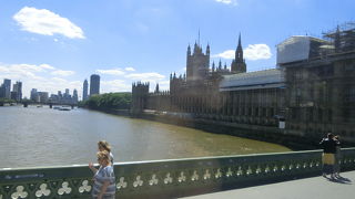 ビッグベンの横の大きな建物