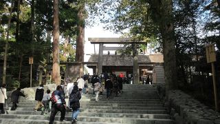 写真は石段を上る前に。