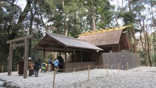 元寇のときに神風を吹かせ日本を守ったと言い伝えられています。