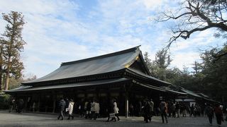 重厚で見ごたえのある建築です。