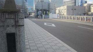 2019年2月現在、北側は大々的な護岸工事が進行中でした