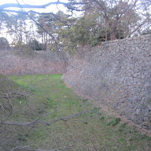 門の傍から眺める石垣の様子
