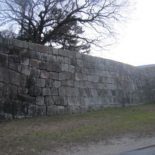 大相撲時には幟が並ぶ石垣傍も、普段はひっそりとしています。