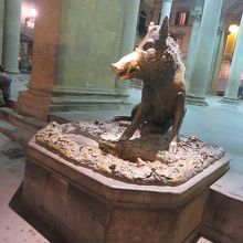 ブロンズのコピーのイノシシ像