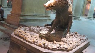 ウフィツィにあるイノシシのコピーが出迎えてくれます