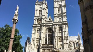 寺院は白い建物で双発の塔がありました