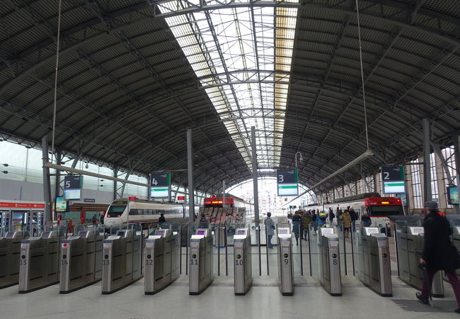 長距離列車の姿もみられる大きな駅