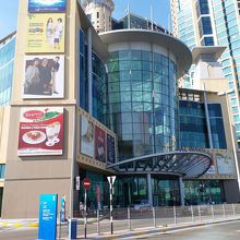 北側のエントランス。どうも、こちらがメインではないようです。