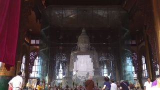 大理石の巨大な大仏