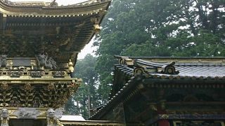 陽明門の左右に