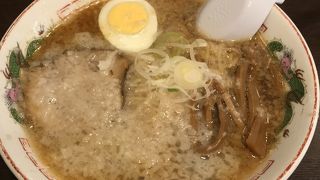 背油たっぷりの醤油ラーメン