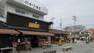 伊勢市駅から外宮まで広い道路がまっすぐ伸びています。