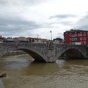 歴史ある街らしい橋
