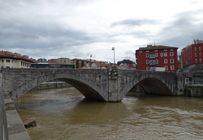 歴史ある街らしい橋