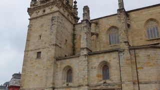 リベラ市場の隣にあります