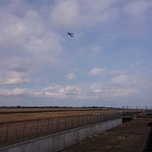 離陸する飛行機を眺める